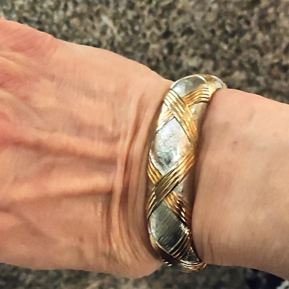 VINTAGE 90s MATTE SILVER-TONE GOLD-TONE CRISS CROSS DESIGN CLAMPER 7" BRACELET